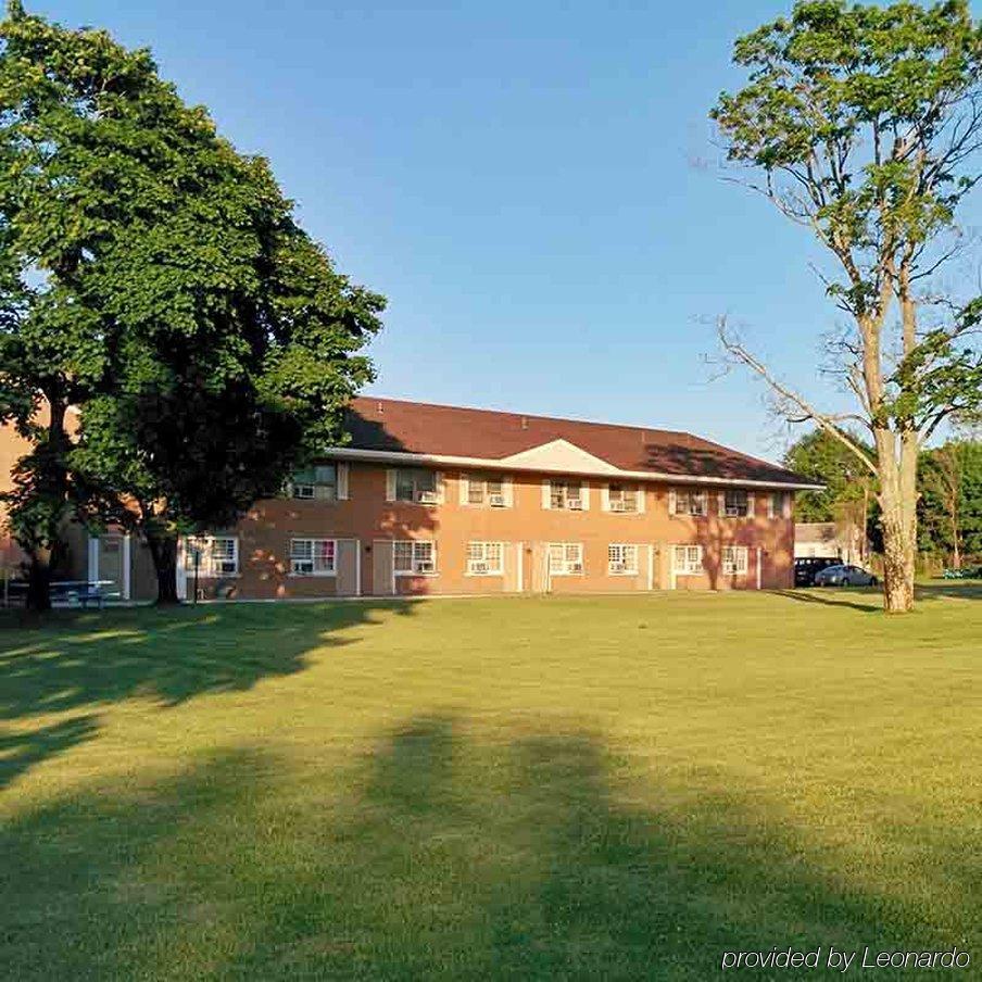 Budget Host East End Hotel In Riverhead Exterior photo