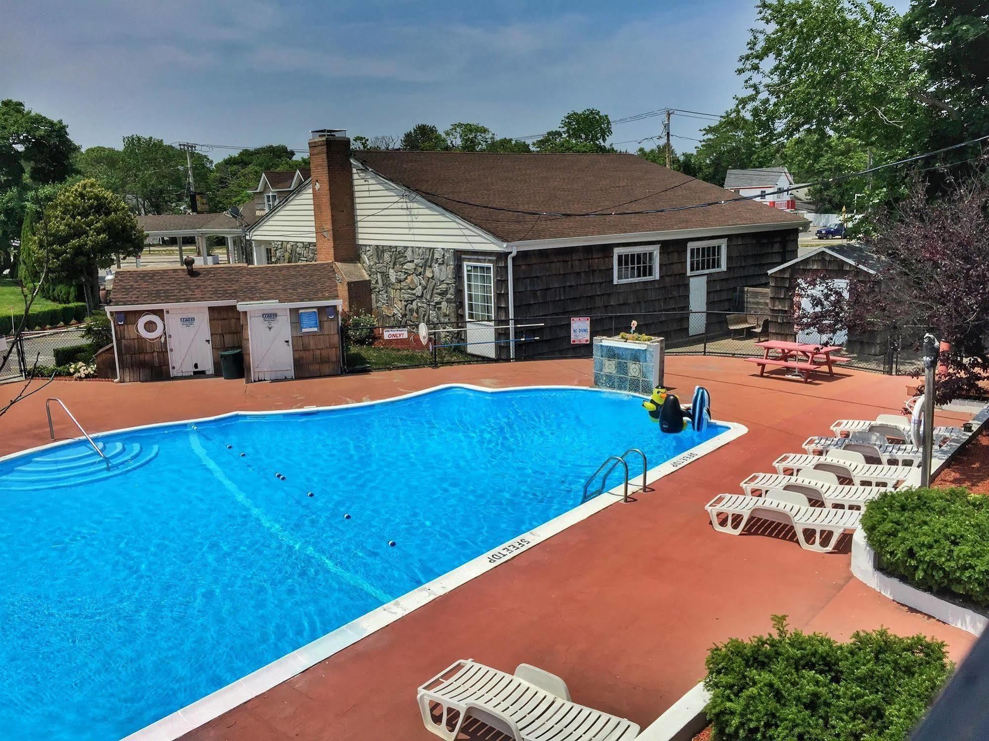 Budget Host East End Hotel In Riverhead Exterior photo