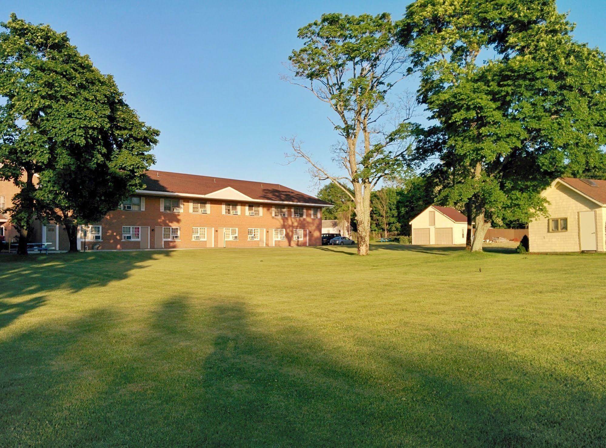 Budget Host East End Hotel In Riverhead Exterior photo